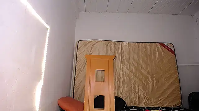 yselahot online show from October 25, 2025, 2:46 pm