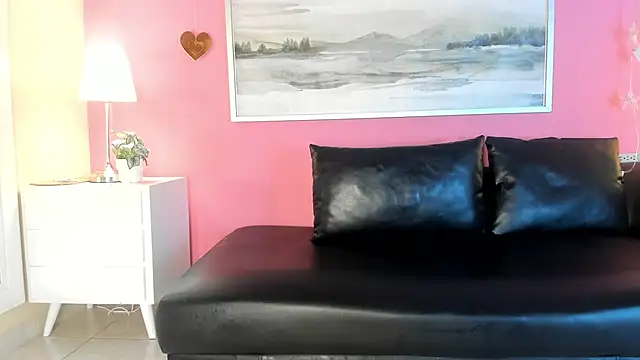 Snapshot of Tiffanysurez_ chatting on October 15, 2025, 8:09 pm Tiffanysurez online show from October 15, 2025, 8:09 pm