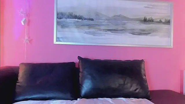 Tiffanysurez  online show from November 28, 2025, 8:33 pm