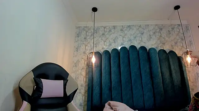 nalalye cruzz  online show from September 25, 2025, 4:05 am