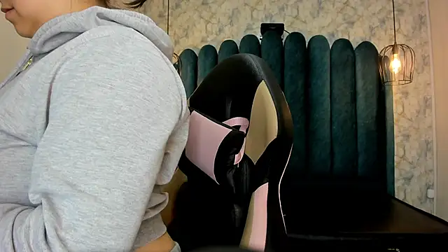 nalalye cruzz  online show from October 24, 2025, 3:03 am