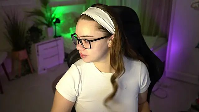 Snapshot of VixenMia chatting on January 13, 2025, 4:18 am VixenMia online show from January 13, 2025, 4:18 am