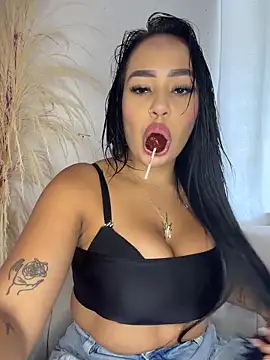 Luisa Fernandaa online show from April 5, 2026, 7:44 pm