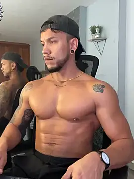 ARON TAYLER01 online show from March 12, 2025, 4:35 pm