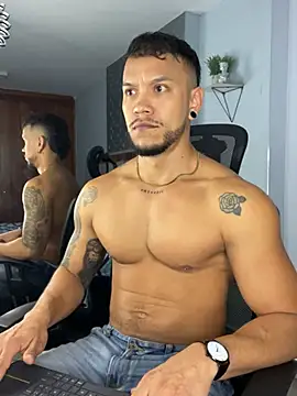 ARON TAYLER01 online show from March 18, 2025, 12:36 pm