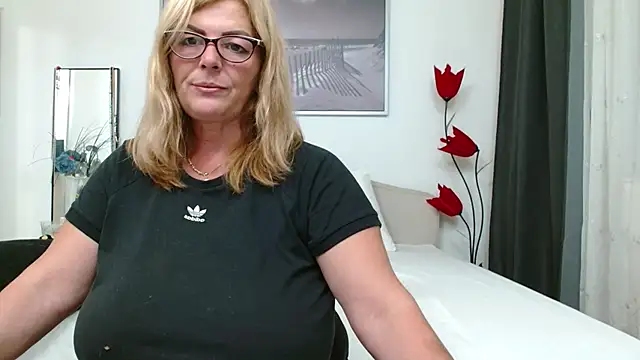 YulliaMilf online show from November 7, 2025, 3:12 pm