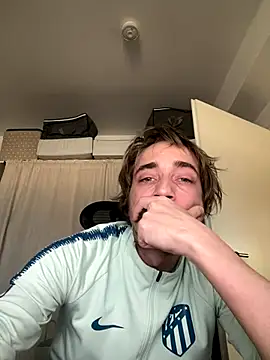 SweetBoy32 online show from December 15, 2025, 8:51 am