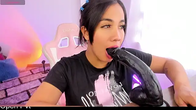 KAROLIVONNE online show from December 4, 2024, 7:45 pm