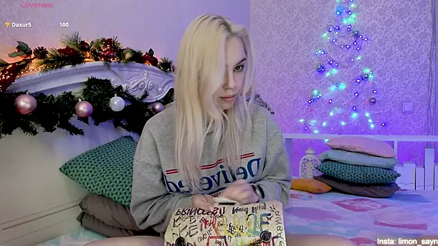 LillyMoure  online show from December 10, 2024, 2:59 am
