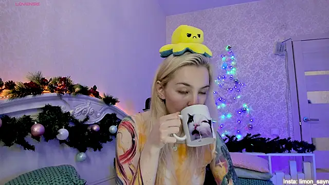 LillyMoure  online show from December 23, 2024, 2:13 am