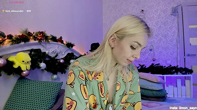 LillyMoure  online show from December 25, 2024, 3:08 am