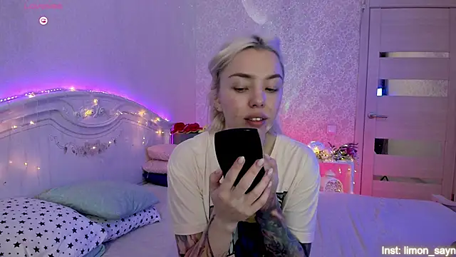 LillyMoure  online show from September 13, 2025, 11:37 pm