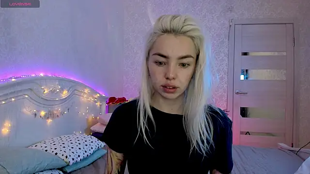 LillyMoure  online show from October 6, 2025, 11:24 pm