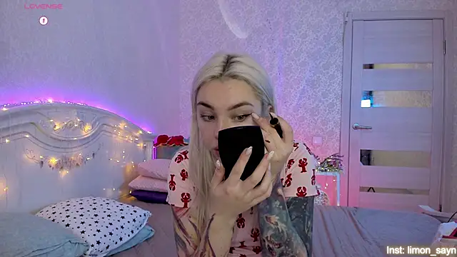 LillyMoure  online show from October 9, 2025, 11:36 pm