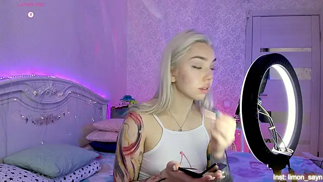 LillyMoure  online show from October 25, 2025, 11:21 pm