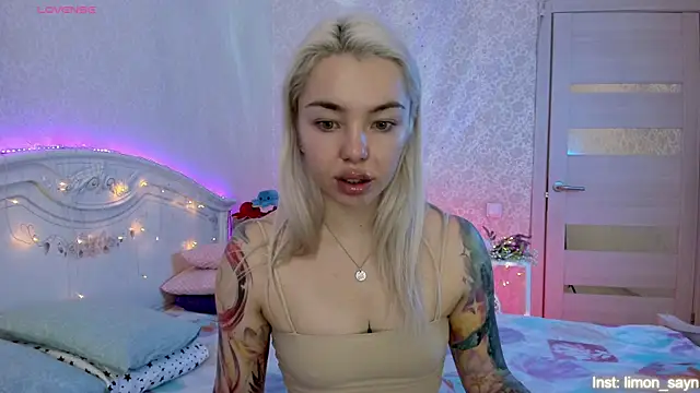 LillyMoure  online show from November 1, 2025, 11:07 pm