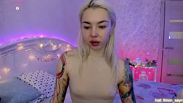 LillyMoure  online show from November 11, 2025, 11:27 pm