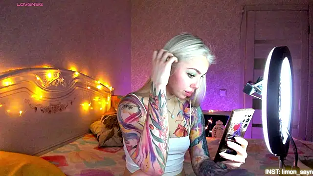 LillyMoure  online show from March 21, 2026, 11:41 pm