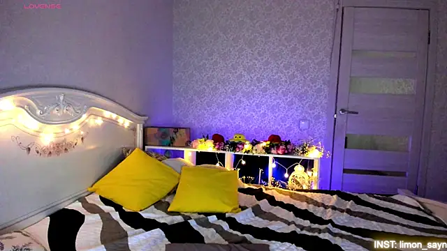 LillyMoure  online show from August 5, 2026, 11:06 pm