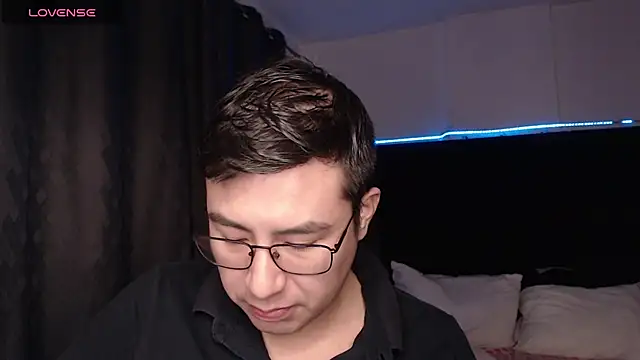 andrewmhilton  online show from February 12, 2026, 12:38 am