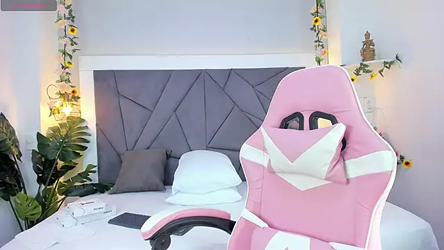 KiarhaTrixie online show from December 14, 2025, 3:12 am