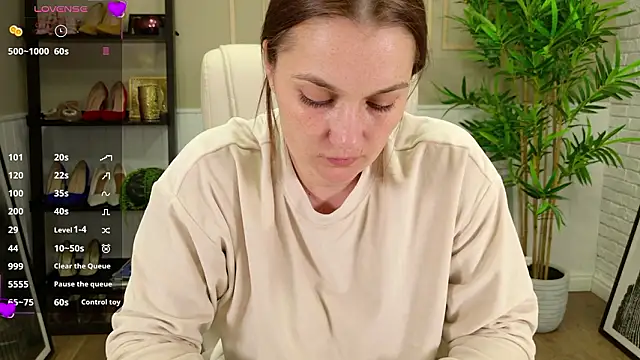 Snapshot of SelineSole chatting on March 10, 2026, 4:12 pm SelineSole online show from March 10, 2026, 4:12 pm