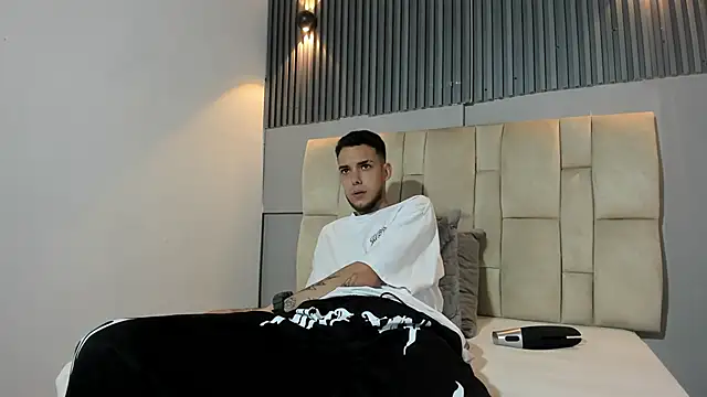 ricardo333 online show from April 15, 2026, 2:24 pm