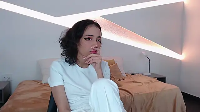 hot little bunny online show from December 5, 2024, 11:29 pm