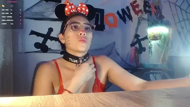 Snapshot of DaMikaela_ chatting on October 8, 2025, 7:00 pm DaMikaela online show from October 8, 2025, 7:00 pm