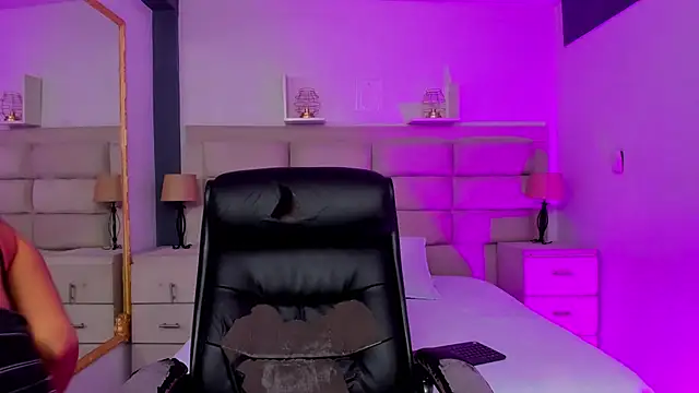 CinthiaCollins online show from November 15, 2025, 8:38 pm