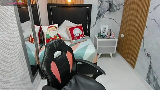 LORENADAVIES online show from November 25, 2025, 7:03 pm