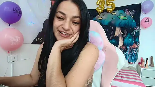 LovelyAzucena online show from May 5, 2026, 2:36 pm