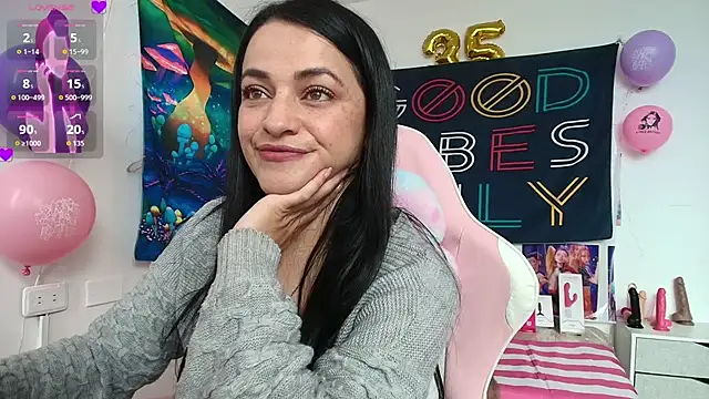 LovelyAzucena online show from May 8, 2026, 2:33 pm