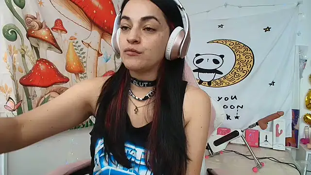LovelyAzucena online show from June 10, 2026, 3:11 pm