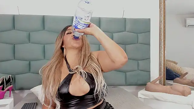 Snapshot of MiaMancini chatting on September 25, 2025, 10:02 pm MiaMancini online show from September 25, 2025, 10:02 pm