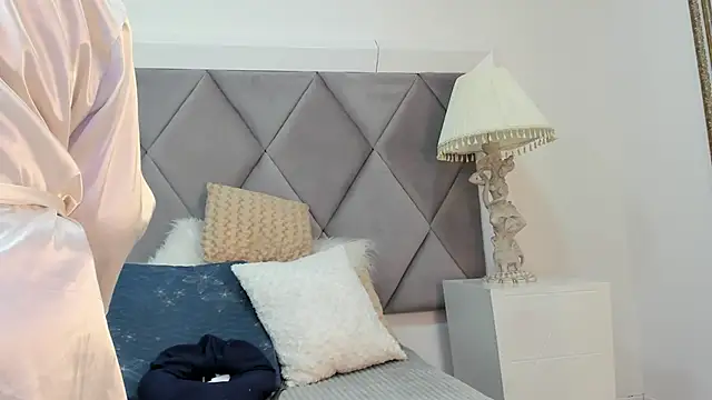 MiaMancini online show from November 20, 2025, 8:52 pm