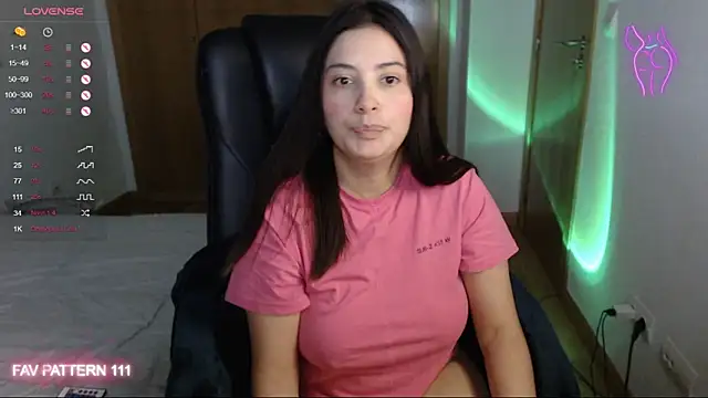 Snapshot of AnnaQueen chatting on January 6, 2025, 10:47 pm AnnaQueen online show from January 6, 2025, 10:47 pm