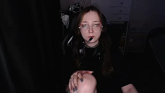 AmeliaKamishiro online show from December 18, 2025, 4:24 pm