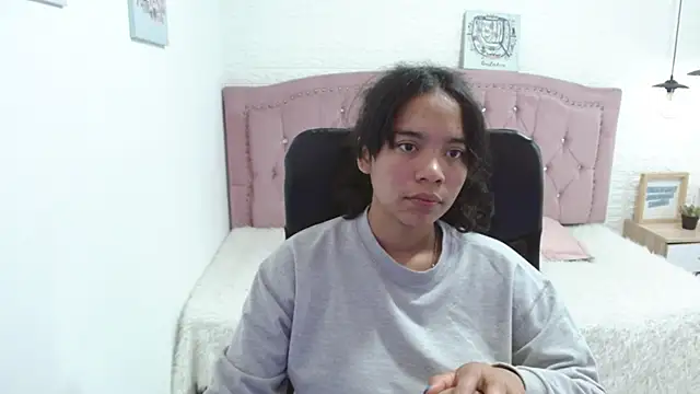 laureentt  online show from January 18, 2025, 7:58 pm