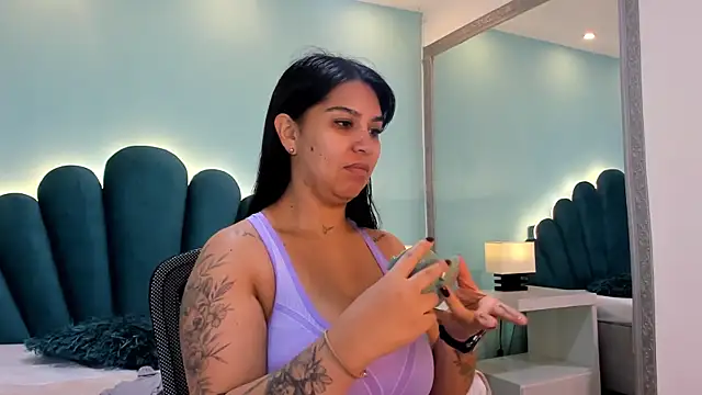 sharlott18 online show from November 11, 2025, 12:49 pm