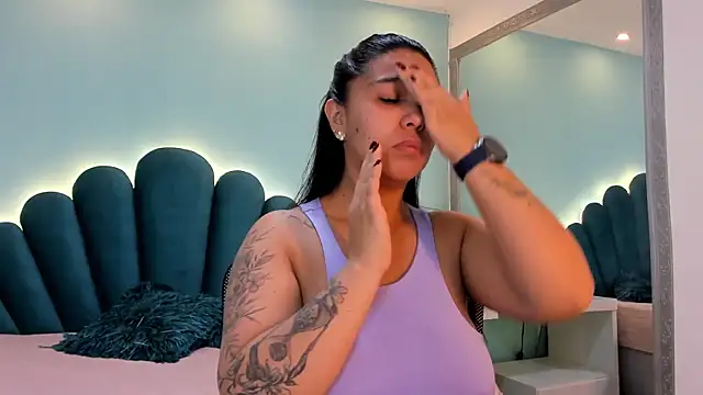 sharlott18 online show from November 30, 2025, 12:42 pm