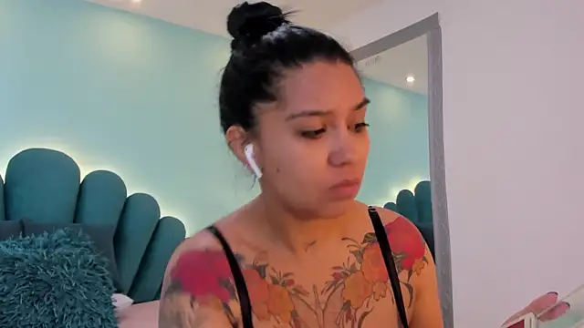 sharlott18 online show from March 13, 2026, 12:45 pm