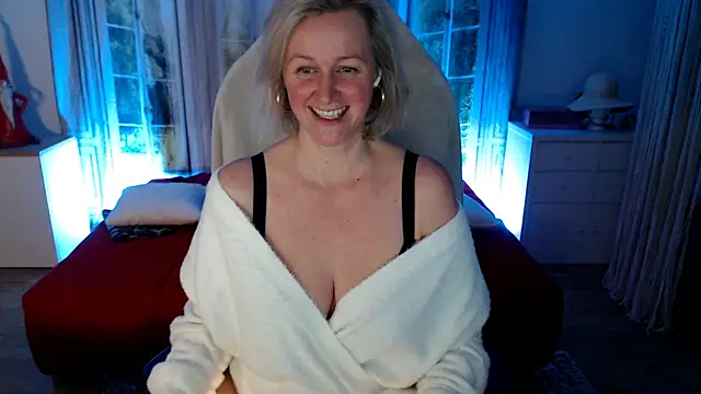 Snapshot of MarleneBloem chatting on December 16, 2025, 5:40 pm MarleneBloem online show from December 16, 2025, 5:40 pm