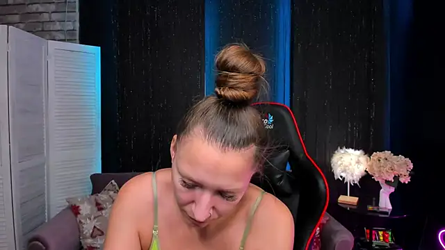 Snapshot of SarahCoksss chatting on November 19, 2025, 12:32 am SarahCoksss online show from November 19, 2025, 12:32 am