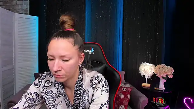 Snapshot of SarahCoksss chatting on December 4, 2025, 12:09 am SarahCoksss online show from December 4, 2025, 12:09 am