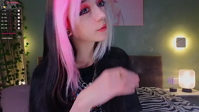 Snapshot of TristaRoht chatting on December 19, 2024, 3:08 pm TristaRoht online show from December 19, 2024, 3:08 pm