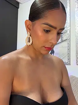 Snapshot of Mau_White chatting on October 14, 2025, 9:26 pm Mau White online show from October 14, 2025, 9:26 pm