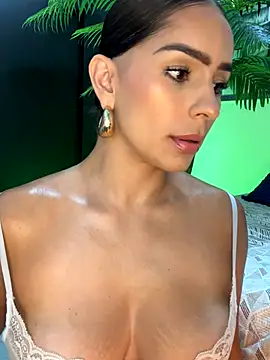 Snapshot of Mau_White chatting on November 18, 2025, 10:14 pm Mau White online show from November 18, 2025, 10:14 pm