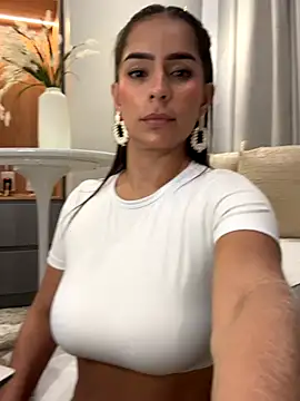 Snapshot of Mau_White chatting on December 4, 2025, 9:23 pm Mau White online show from December 4, 2025, 9:23 pm