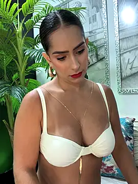 Snapshot of Mau_White chatting on December 21, 2025, 12:40 am Mau White online show from December 21, 2025, 12:40 am